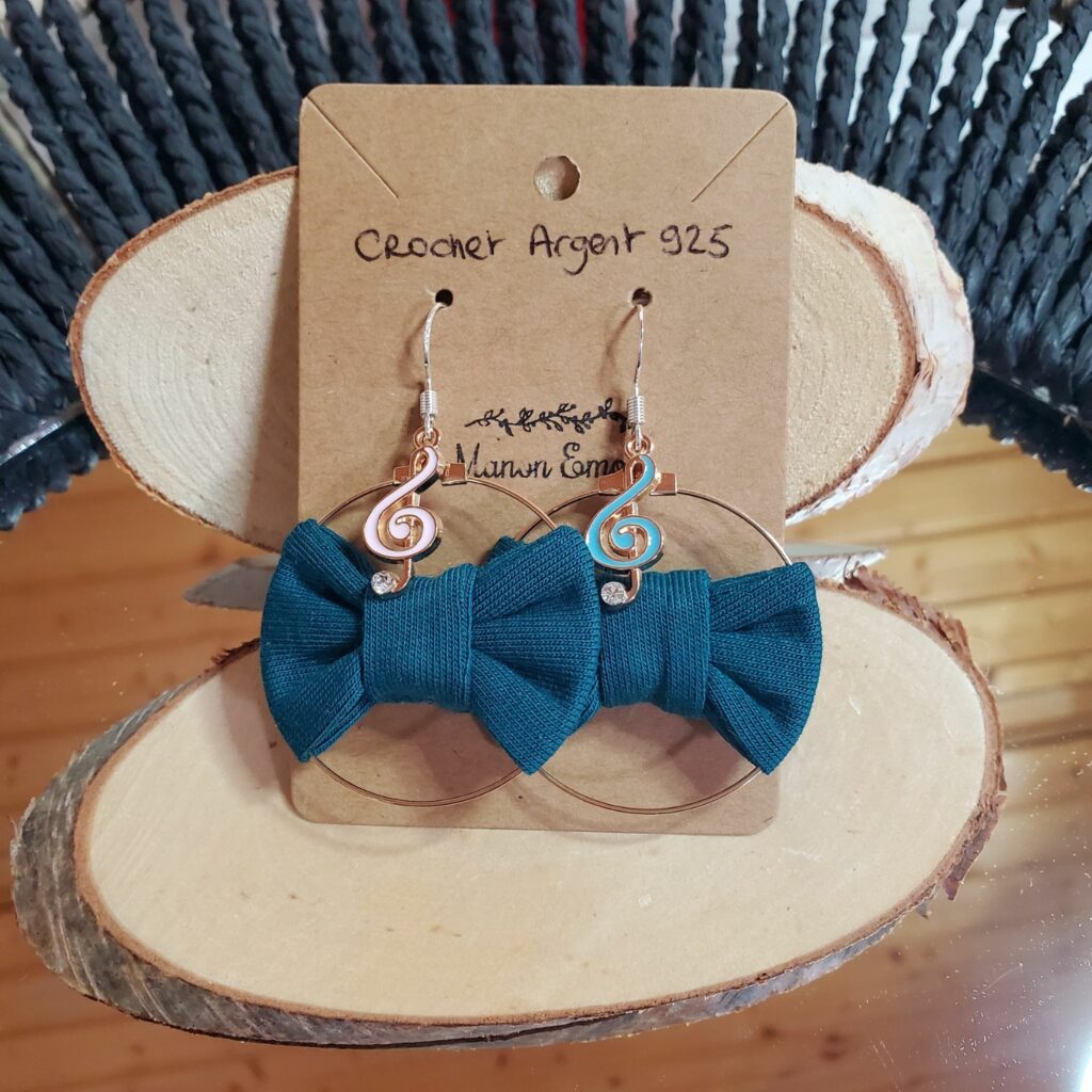 Boucles d'oreilles rondes en tissu bleu foncé avec des breloques notes de musique