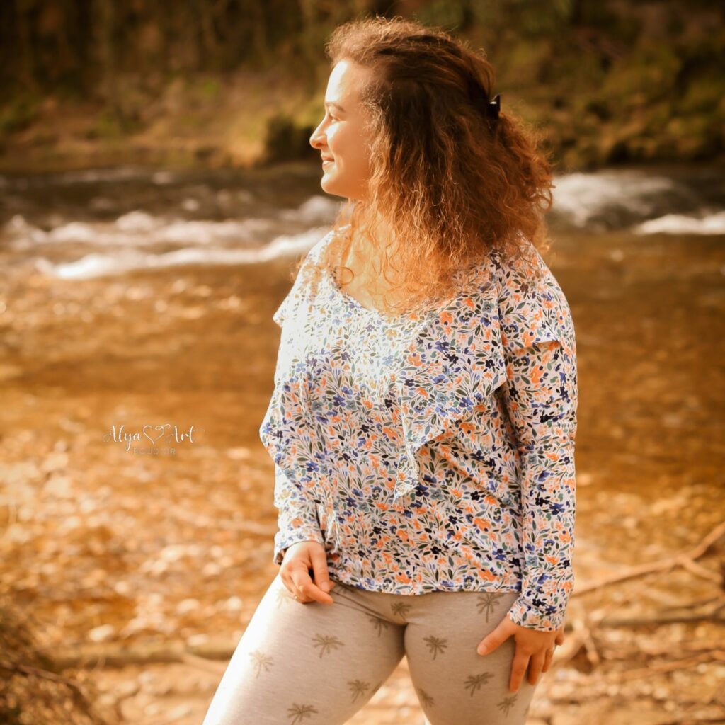 Photo de Manon Emoa, portant un t-shirt d'allaitement a volants à fleurs